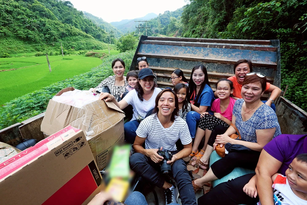 Việt Hương dẫn con gái vượt rừng núi đi từ thiện ​ ảnh 1