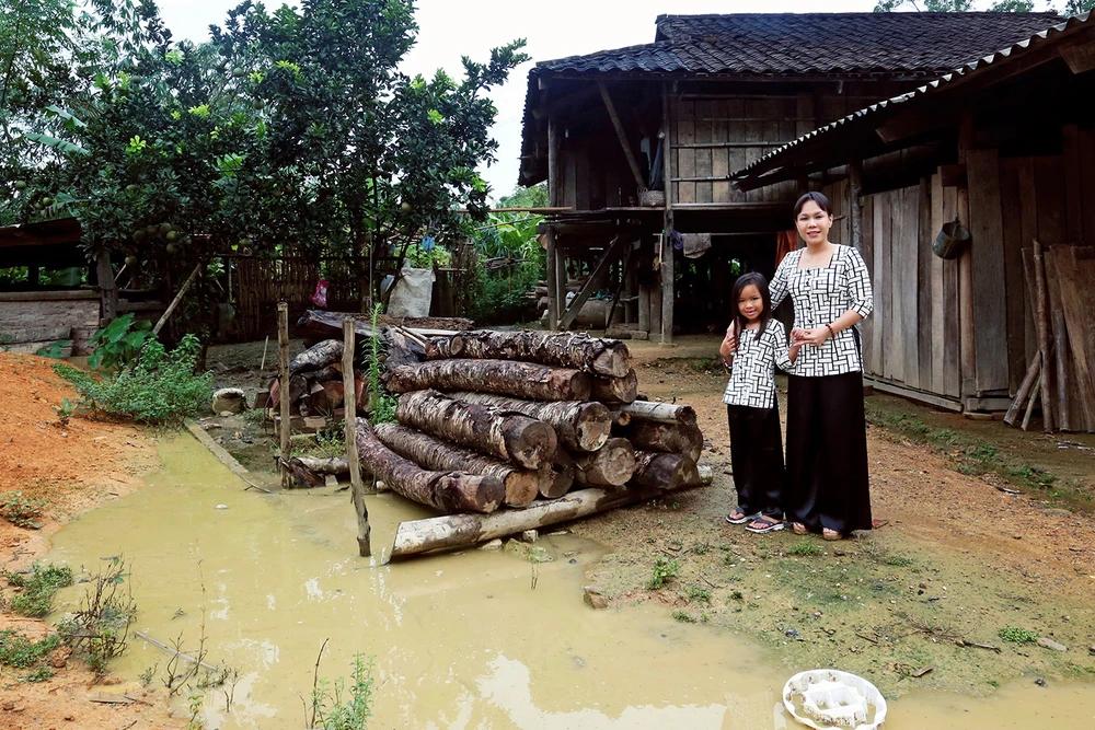 Việt Hương dẫn con gái vượt rừng núi đi từ thiện ​ ảnh 2