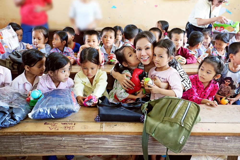 Việt Hương dẫn con gái vượt rừng núi đi từ thiện ​ ảnh 11