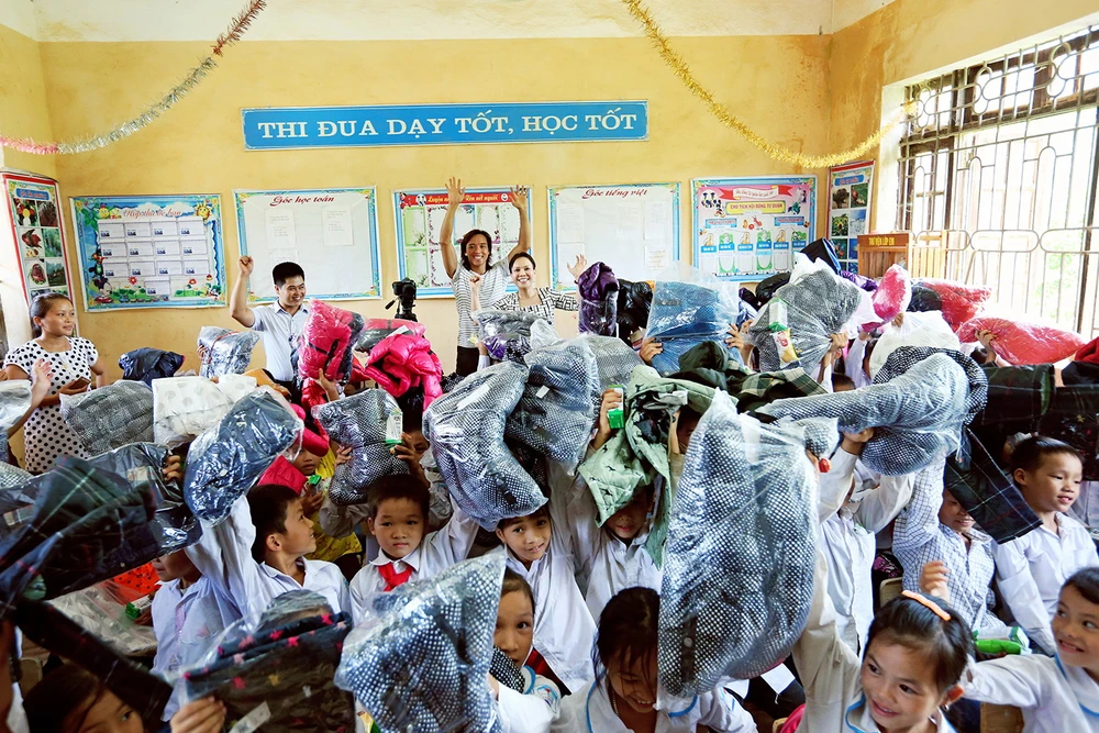 Việt Hương dẫn con gái vượt rừng núi đi từ thiện ​ ảnh 10