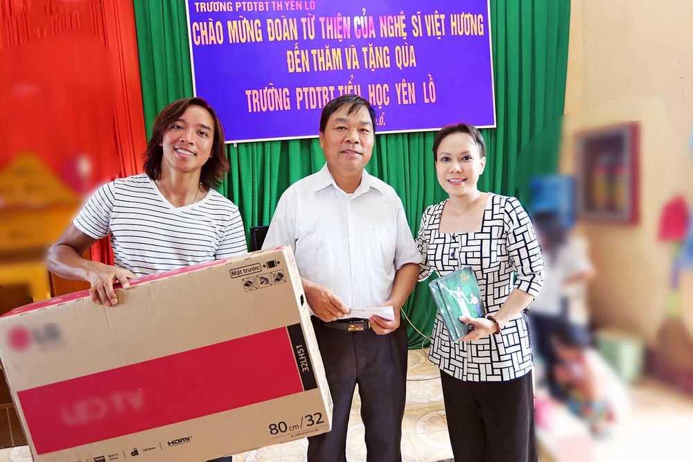 Việt Hương dẫn con gái vượt rừng núi đi từ thiện ​ ảnh 8