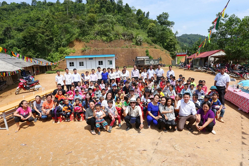 Việt Hương dẫn con gái vượt rừng núi đi từ thiện ​ ảnh 9