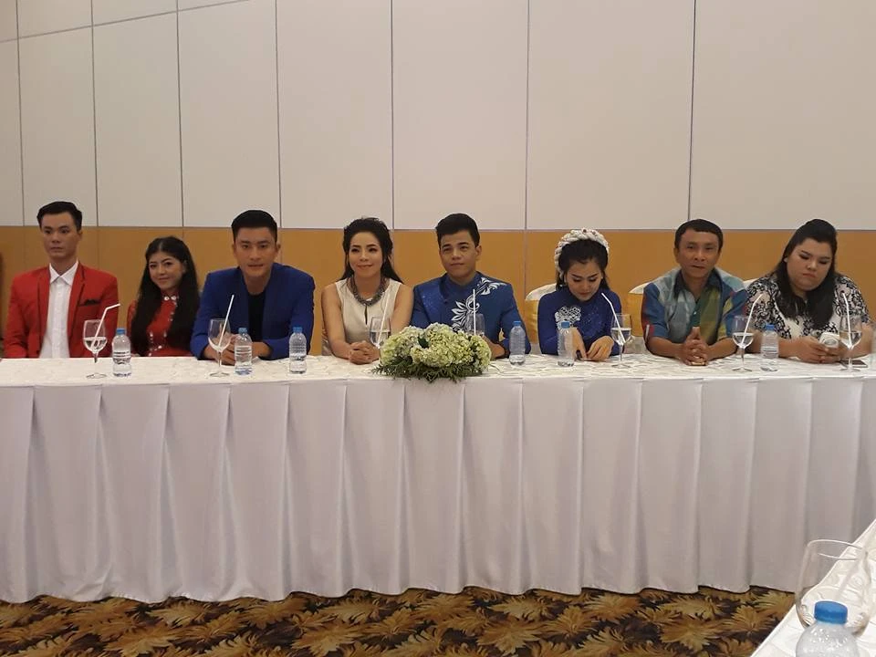 Vừa xuất viện, Hoài Linh cùng hoa hậu ủng hộ cải lương ảnh 1