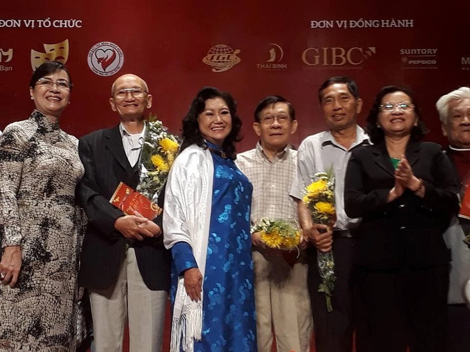 Kỳ nữ Kim Cương trao quà tết cho nghệ sĩ ảnh 1