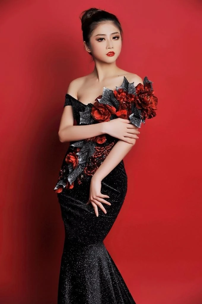 trương thái thùy dương mặc trang phục dạ hội 