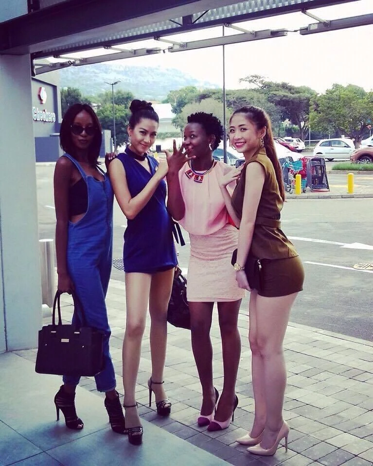 thùy dương cùng các thí sinh tại nam phi