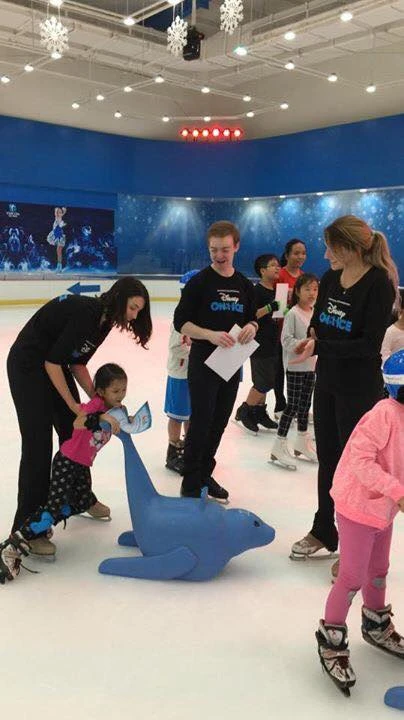 Nghệ sĩ show Disney dạy trượt băng cho trẻ em TP.HCM ảnh 3 Nghệ sĩ show Disney dạy trượt băng cho trẻ em TP.HCM ảnh 3
