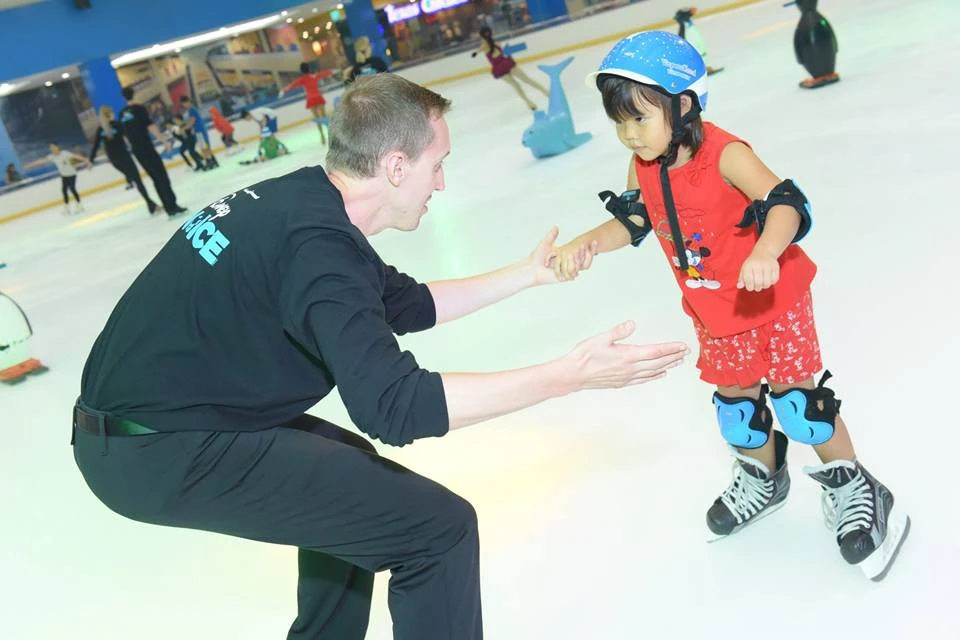 Nghệ sĩ show Disney dạy trượt băng cho trẻ em TP.HCM ảnh 1 Nghệ sĩ show Disney dạy trượt băng cho trẻ em TP.HCM ảnh 1