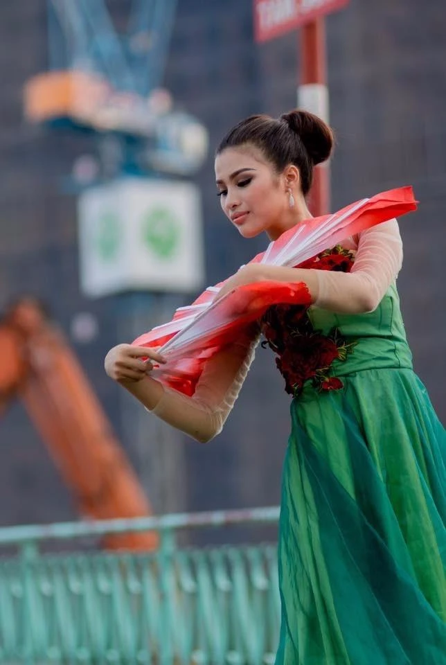 Nguyễn Thị Thành tập luyện tiết mục tham gia Miss Eco International 2017.