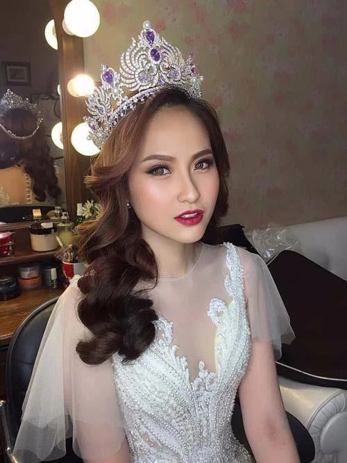 Khoe vương miện.