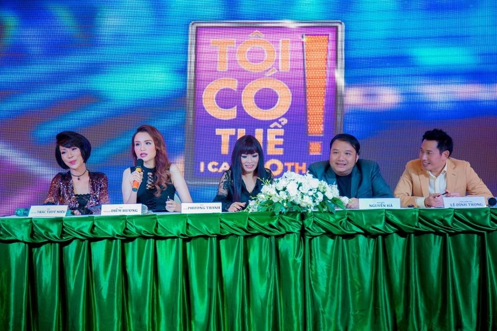 Ban giám khảo và ban tổ chức chương trình.