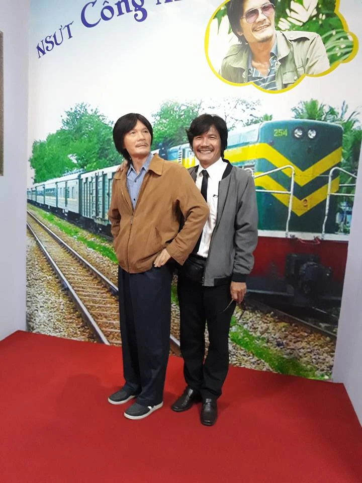 Các nghệ sĩ thích thú ngắm mình qua tượng sáp ảnh 19