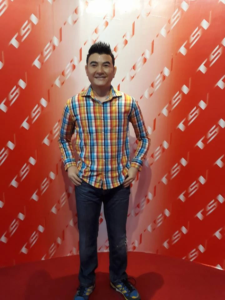 Các nghệ sĩ thích thú ngắm mình qua tượng sáp ảnh 18