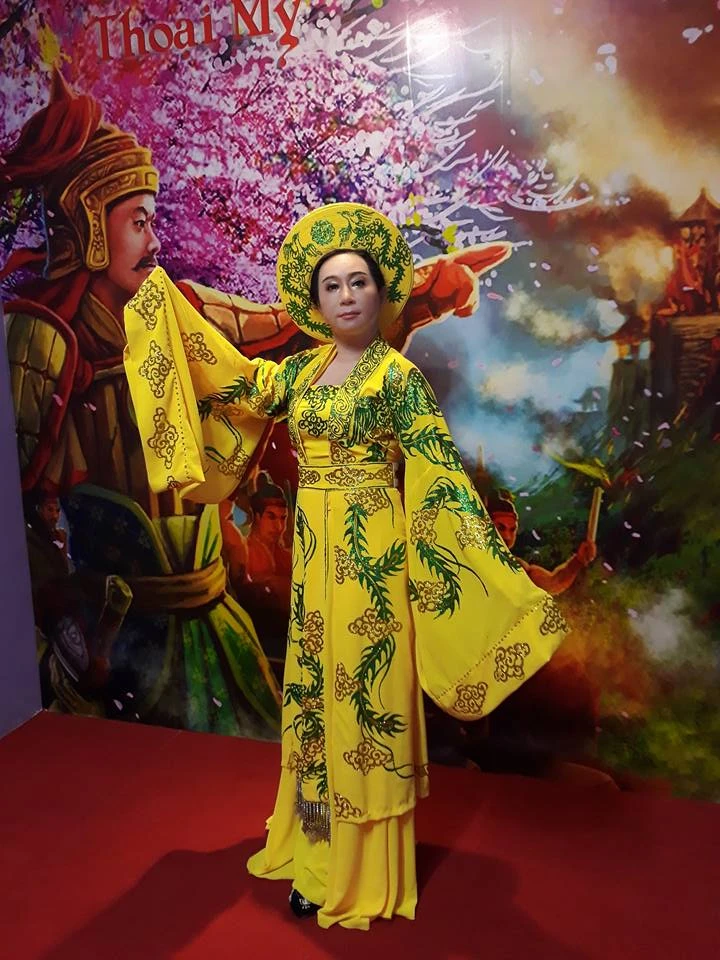 Các nghệ sĩ thích thú ngắm mình qua tượng sáp ảnh 10