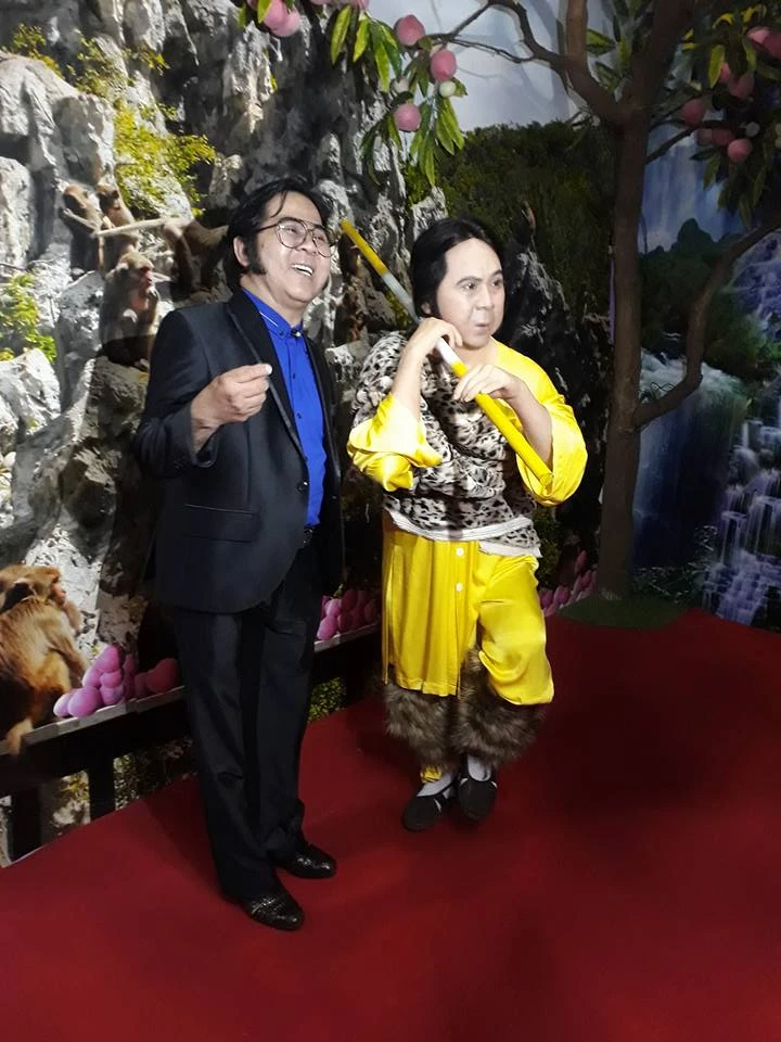 Các nghệ sĩ thích thú ngắm mình qua tượng sáp ảnh 11