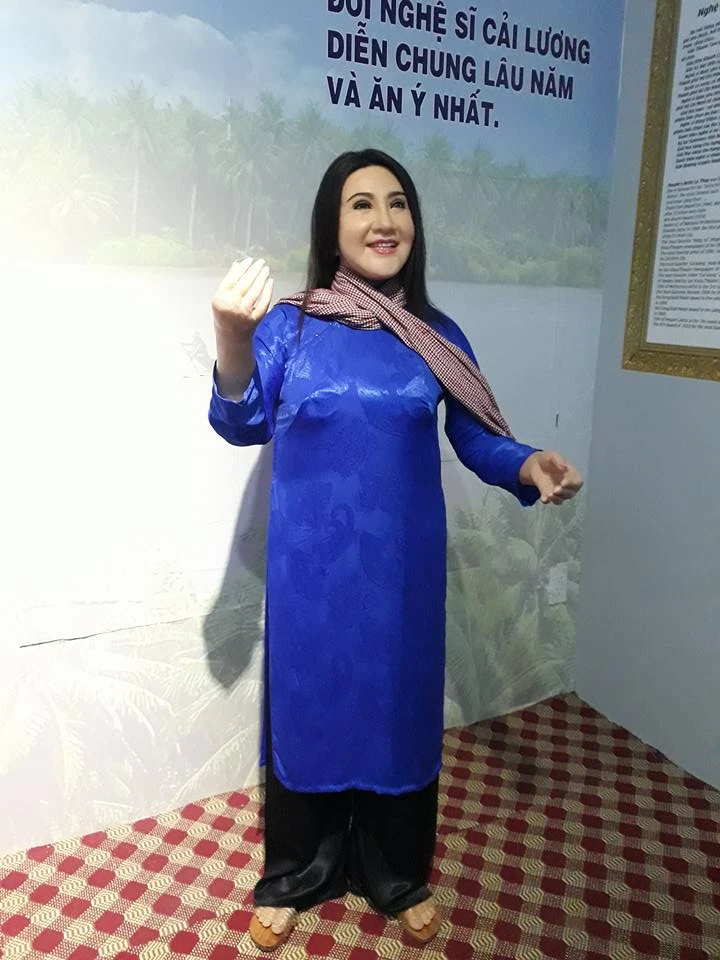 Các nghệ sĩ thích thú ngắm mình qua tượng sáp ảnh 12