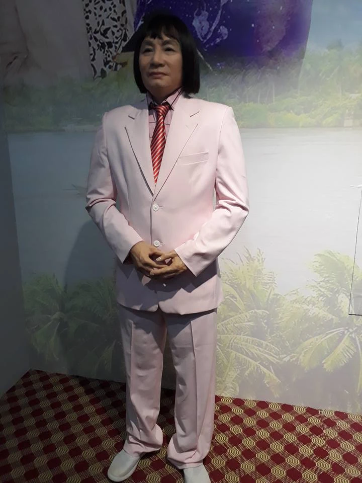 Các nghệ sĩ thích thú ngắm mình qua tượng sáp ảnh 13