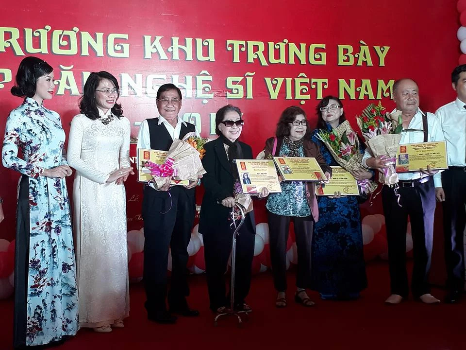 Các nghệ sĩ thích thú ngắm mình qua tượng sáp ảnh 1