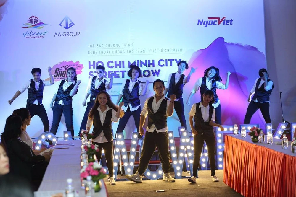 Nhóm hát, nhảy với phong cách hiện đại, sôi động.