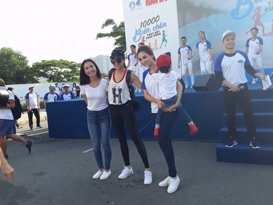Ca sĩ - người mẫu Phan Lê Ái Phương, á hậu Lệ Hằng, hoa hậu Diễm Hương và con trai hào hứng trước giờ đi bộ.