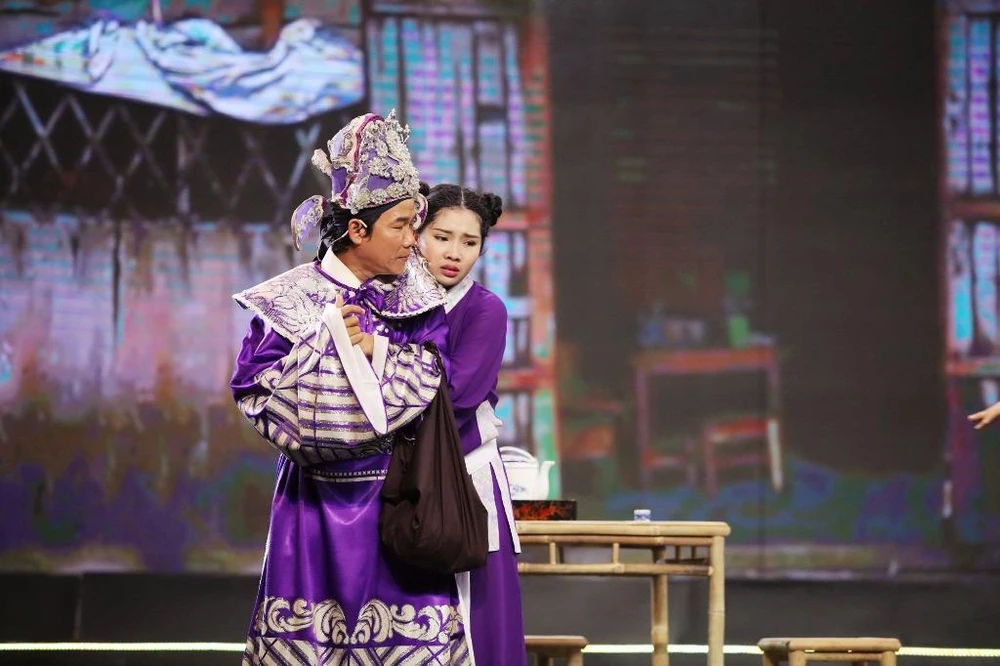 Mai Xuân Thy và cha trong diễn vai Phạm Công và Nghi Xuân.