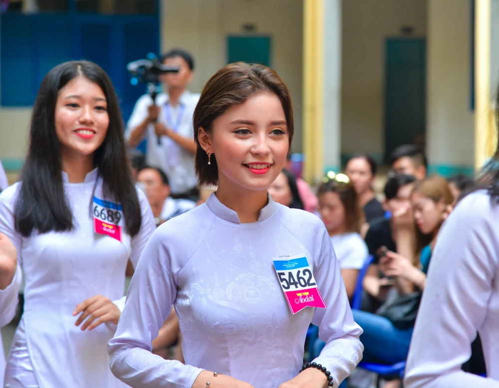 Nữ sinh khoe khéo nét duyên trong tà áo dài ảnh 4