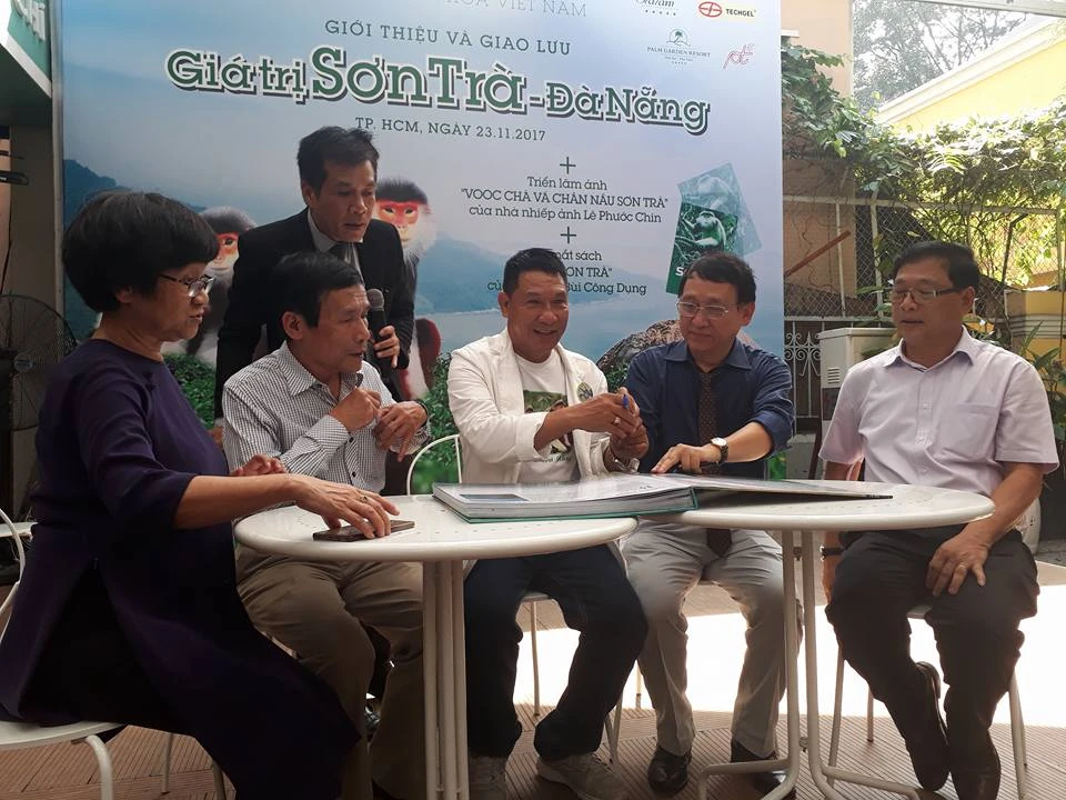 Hoa hậu bị chê xấu gây bất ngờ tại đường sách ảnh 1