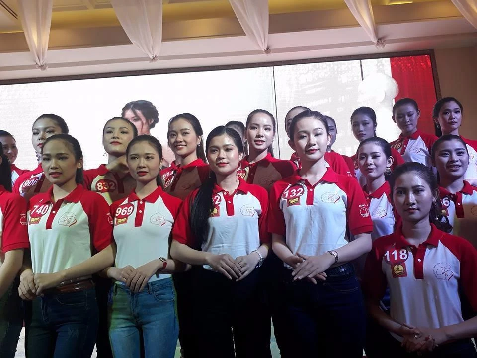 Các nữ sinh viên tham gia cuộc thi.