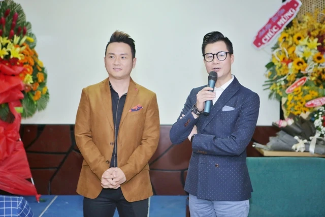 Ca sĩ Quang Dũng đến chung vui.