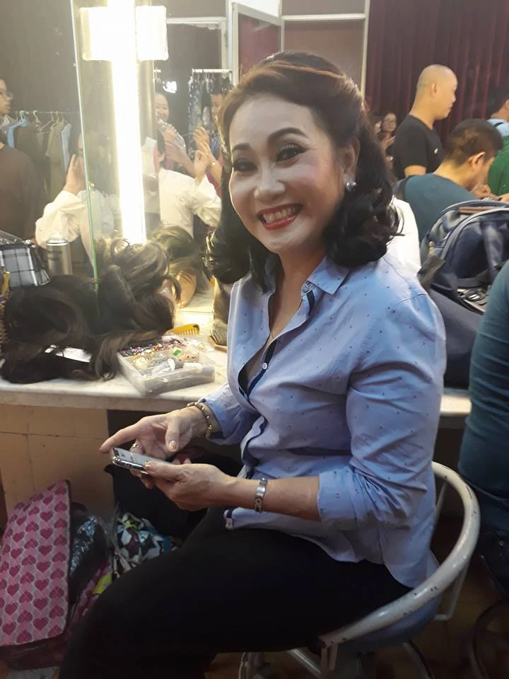 Nghệ sĩ Thanh Hằng rất vui vẻ, dễ chịu trong hậu trường.