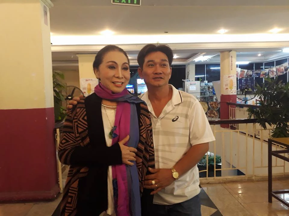 Nghệ sĩ Bạch Tuyết được rất nhiều khán giả vây quanh xin chụp hình trước khi vào hậu trường