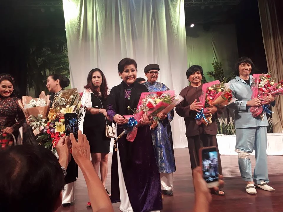 Nghệ sĩ Phượng Liên và các nghệ sĩ nhận nhiều hoa sau buổi diễn