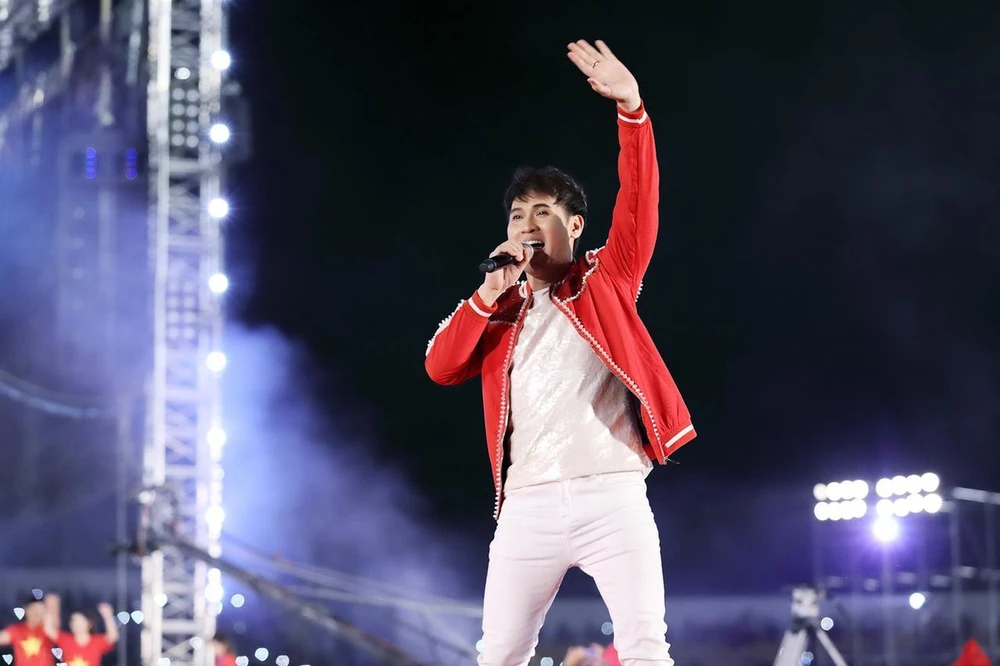 Nguyên Vũ hào hứng khoe ảnh với Mỹ Tâm và U-23 ảnh 9