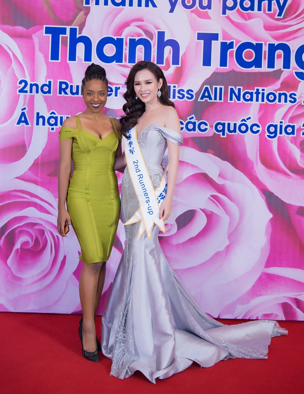 Người đẹp da màu Huỳnh Tiên chúc mừng Thanh Trang.