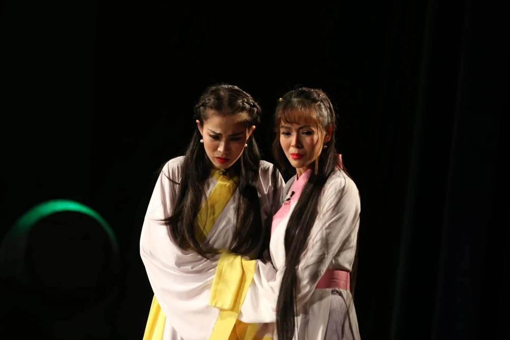 Hết cảnh giám khảo vừa đá bóng vừa thổi còi ảnh 2