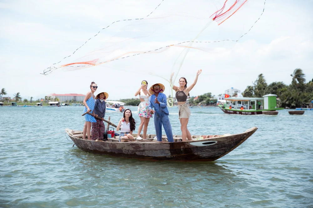 Tân hoa hậu Phan Thị Mơ chèo thuyền thúng, đi cà kheo ảnh 8