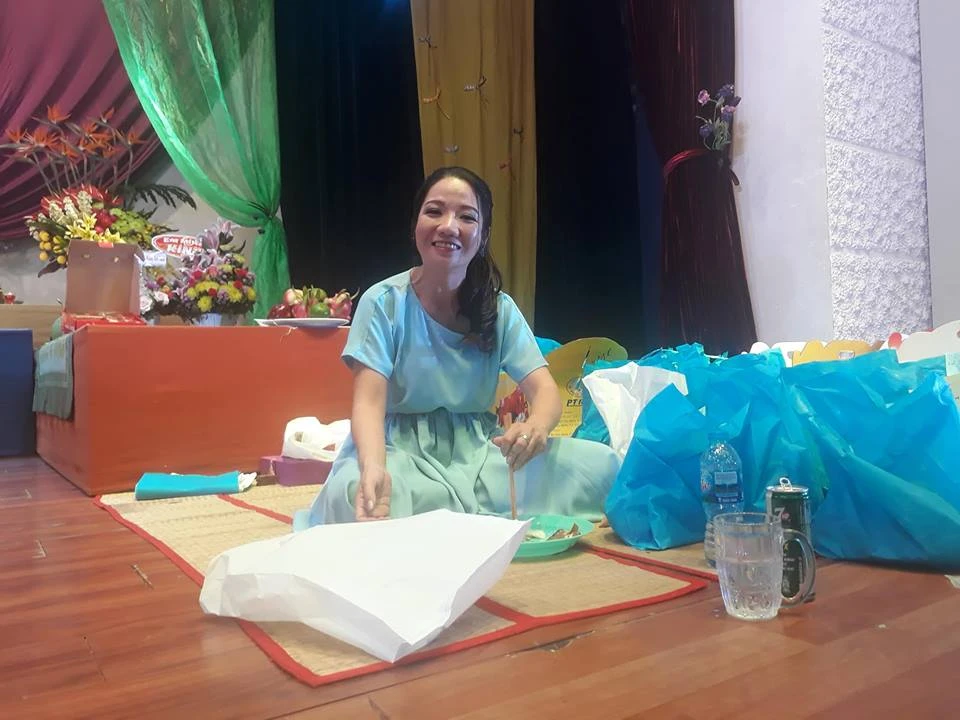 Nghệ sĩ Hồng Vân vừa xuống sân bay đã vội làm giổ Tổ ảnh 9