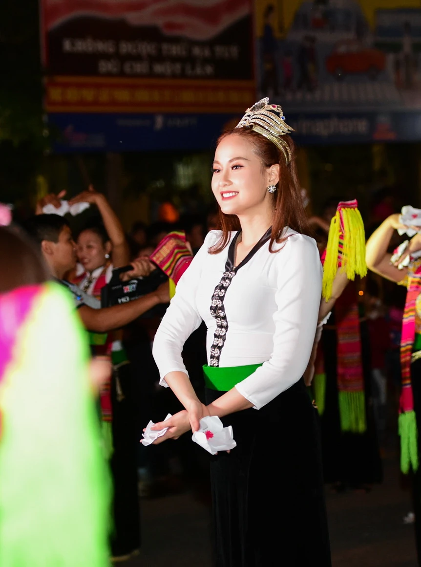 Hoa hậu Khánh Ngân xinh đẹp ở Mường Lò ảnh 2