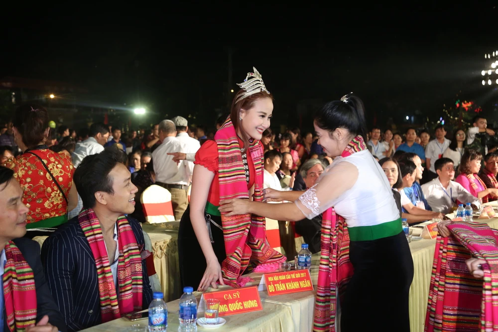 Hoa hậu Khánh Ngân xinh đẹp ở Mường Lò ảnh 3