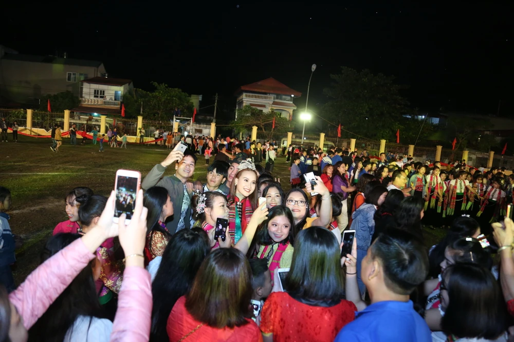 Hoa hậu Khánh Ngân xinh đẹp ở Mường Lò ảnh 4