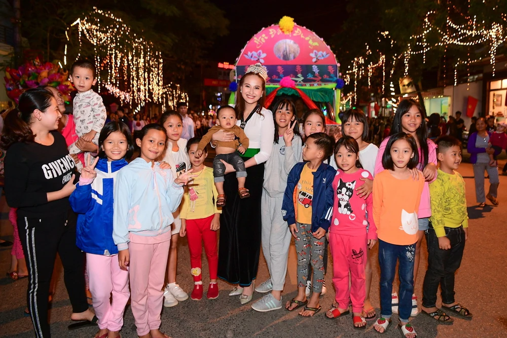 Hoa hậu Khánh Ngân xinh đẹp ở Mường Lò ảnh 6