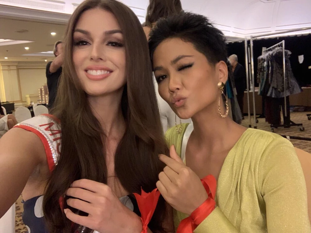 H’Hen Niê gây chú ý tại Miss Universe với dải băng đỏ trên tay ảnh 7