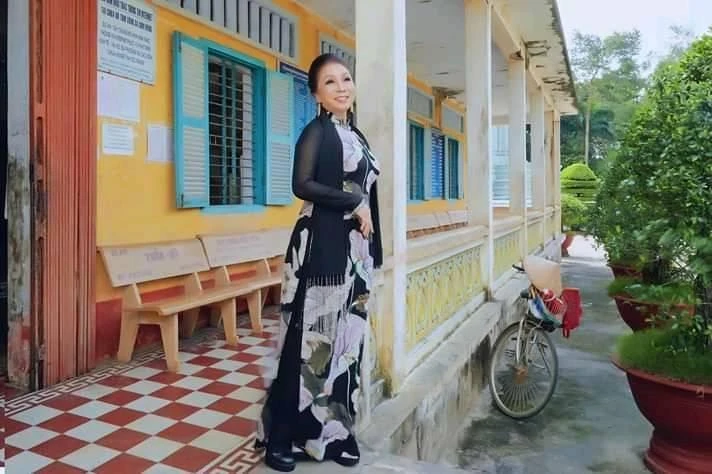 Nghệ sĩ Bạch Tuyết gây ấn tượng với những bộ áo dài độc đáo ảnh 10