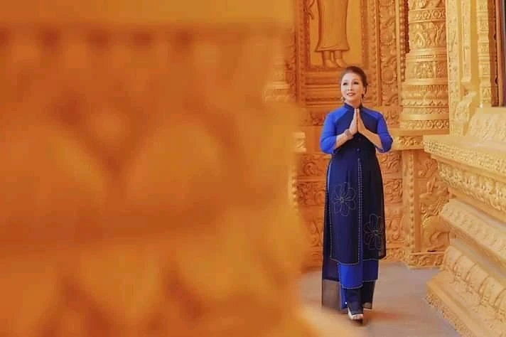 Nghệ sĩ Bạch Tuyết gây ấn tượng với những bộ áo dài độc đáo ảnh 11