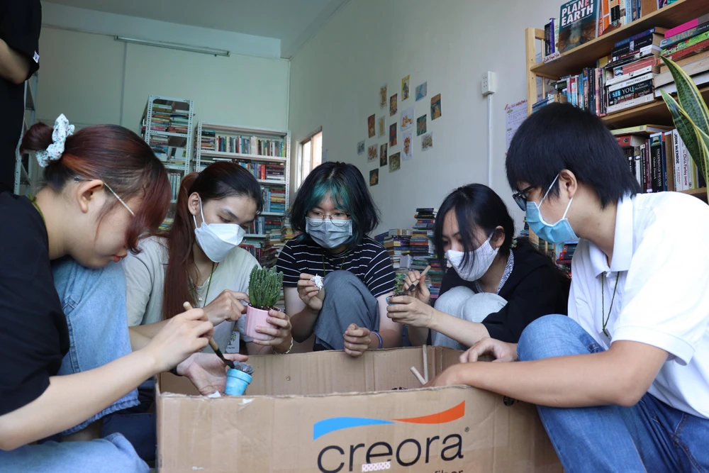 Pin sau khi thu gom sẽ được chuyển đến Công ty môi trường Á Châu để có thể xử lý và tái chế.