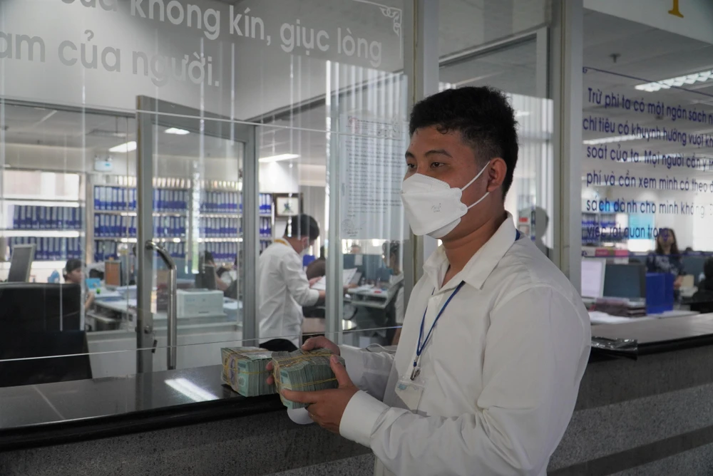 Anh K hạnh phúc khi được cầm số tiền thưởng trong tay. Ảnh: HUỲNH THƠ