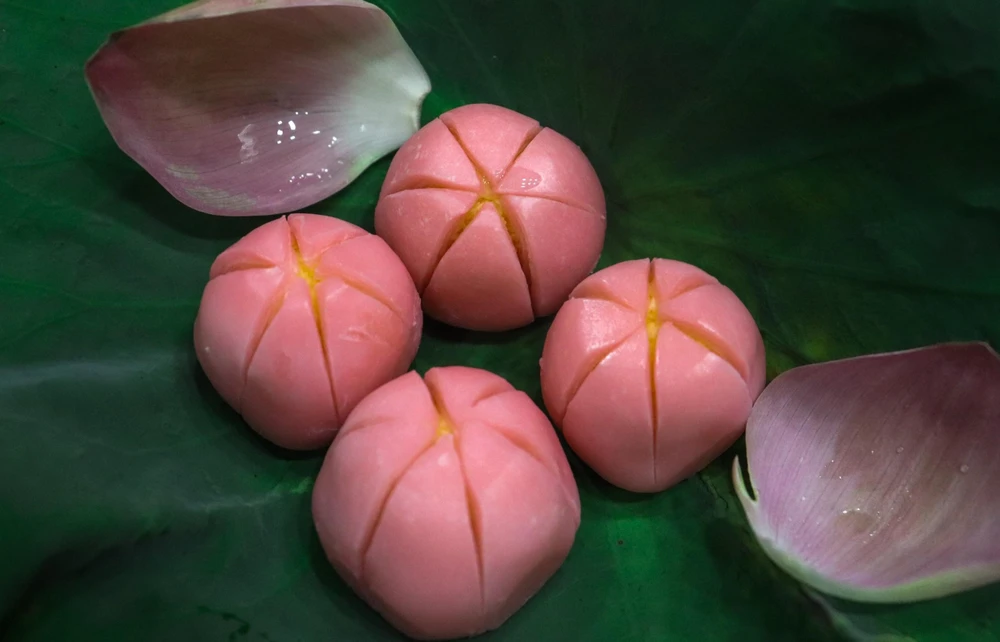 Nói về lý do chọn dừa làm nhân bánh, chị Phương cho biết, vì tại Việt Nam dừa được xem là đặc sản, chị mong muốn đem cái hồn Việt vào công thức bánh hoa của nước bạn để tạo nên một chiếc bánh thuần Việt. Trong nhân dừa có bơ lạt, lòng đỏ đậm màu của trứng gà công nghiệp, đường trắng. Với công thức nhân dừa này sẽ cho ra một đoá nhuỵ sen vàng ươm hoàn hảo.