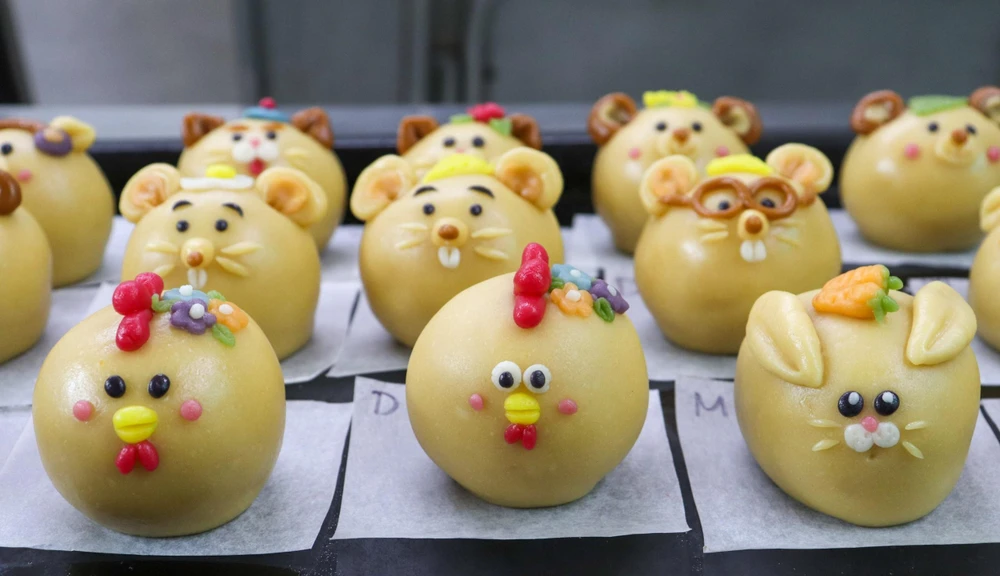 Chị Nguyên chia sẻ, để nặn ra một chiếc bánh hình con thú mất tầm 1-3 phút, những con vật đơn giản và quen thuộc thì thời gian nặn nhanh hơn. Một ngày chị Nguyên làm từ 50 - 100 bé thú. Bánh sau khi nặn xong sẽ được nướng trong vòng một giờ đồng hồ.