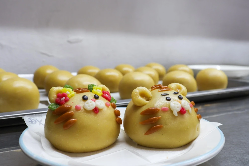 Mỗi năm đến mùa trăng, chị Nguyên cố gắng nặn thêm hình con giáp tượng trưng của năm đó, đơn cử mùa trăng năm nay chị nặn thêm hình con hổ.