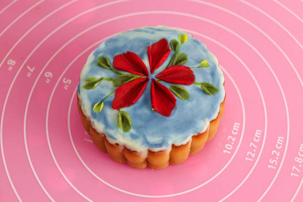 Theo chị Giàu, mất khoảng 30 phút để decor một chiếc bánh, trung bình mỗi ngày chị decor được 40 chiếc bánh trung thu. Sau khi decor, bánh sẽ được sấy ở nhiệt độ 100 độ C trong vòng 30 phút.